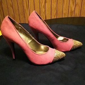 Carlos Santana Shoes - A pair of red & glitter toe Carlos Santana pumps Carlos Santana Shoes - A pair of red & glitter toe Carlos Santana pumps